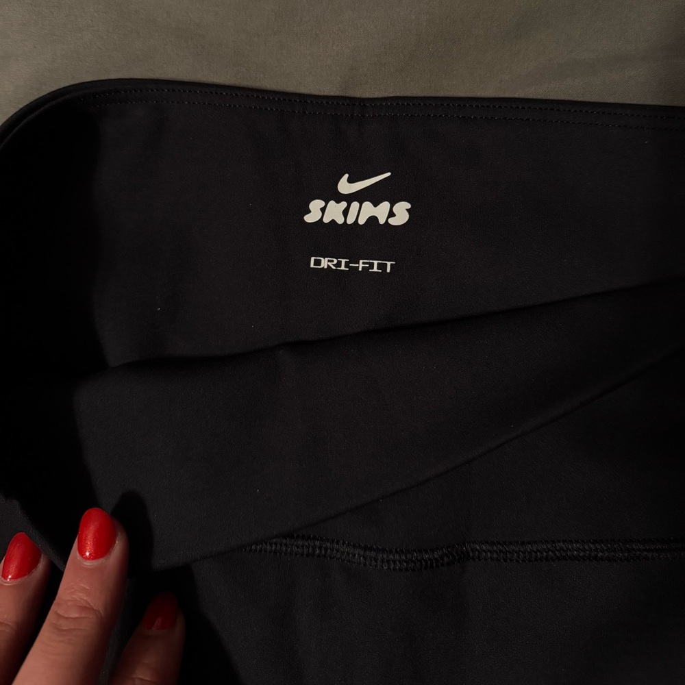 NikeSKIMS Matte Biker Shorts - Picture 2 of 8